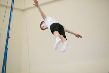 Gomel, Beyaz Rusya - 25 Kasım 2017: Freestyle yarışmalarda 2005-2007 genç erkek ve kadınlar arasında. Program, trambolin ve jimnastik yolu.
