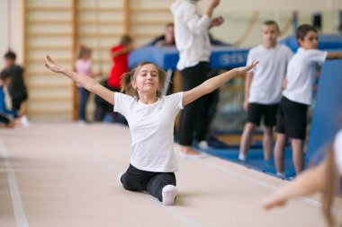 Gomel, Beyaz Rusya - 25 Kasım 2017: Freestyle yarışmalarda 2005-2007 genç erkek ve kadınlar arasında. Program, trambolin ve jimnastik yolu.