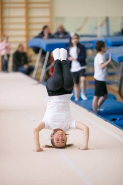 Gomel, Beyaz Rusya - 25 Kasım 2017: Freestyle yarışmalarda 2005-2007 genç erkek ve kadınlar arasında. Program, trambolin ve jimnastik yolu.