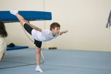 Gomel, Beyaz Rusya - 25 Kasım 2017: Freestyle yarışmalarda 2005-2007 genç erkek ve kadınlar arasında. Program, trambolin ve jimnastik yolu.