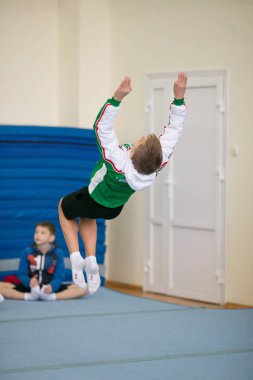 Gomel, Beyaz Rusya - 25 Kasım 2017: Freestyle yarışmalarda 2005-2007 genç erkek ve kadınlar arasında. Program, trambolin ve jimnastik yolu.
