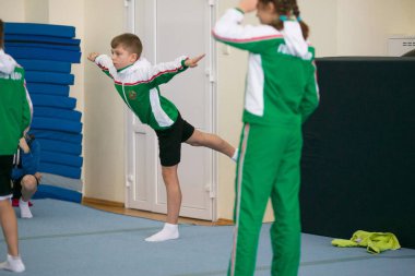 Gomel, Beyaz Rusya - 25 Kasım 2017: Freestyle yarışmalarda 2005-2007 genç erkek ve kadınlar arasında. Program, trambolin ve jimnastik yolu.