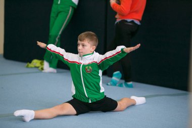 Gomel, Beyaz Rusya - 25 Kasım 2017: Freestyle yarışmalarda 2005-2007 genç erkek ve kadınlar arasında. Program, trambolin ve jimnastik yolu.