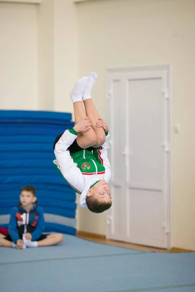 GOMEL, BELARUS - 25 November 2017: Freestyle competitions among young men and women in 2005-2007. In the program, trampoline and gymnastic path. — Stock Photo, Image