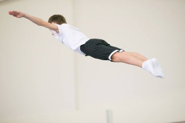 Gomel, Beyaz Rusya - 25 Kasım 2017: Freestyle yarışmalarda 2005-2007 genç erkek ve kadınlar arasında. Program, trambolin ve jimnastik yolu.