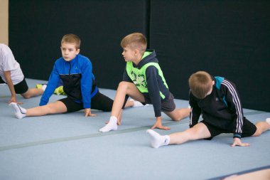 Gomel, Beyaz Rusya - 25 Kasım 2017: Freestyle yarışmalarda 2005-2007 genç erkek ve kadınlar arasında. Program, trambolin ve jimnastik yolu.