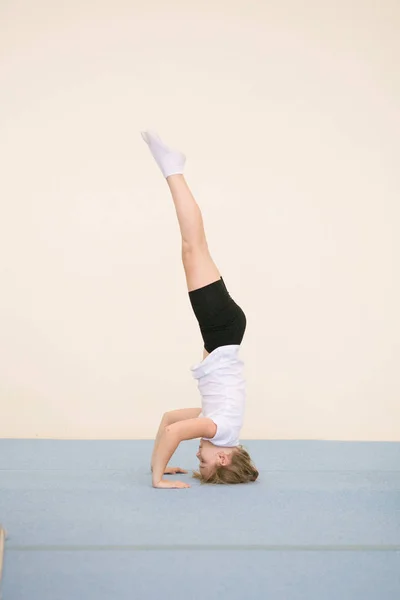 Gomel, Bělorusko - 25 listopadu 2017: Freestyle soutěže mladých mužů a žen v letech 2005-2007. V programu, trampolína a gymnastické cestu. — Stock fotografie