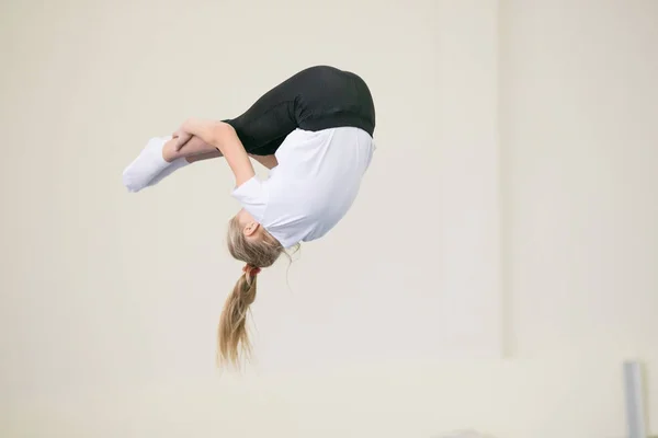 GOMEL, BELARUS - 25 November 2017: Freestyle competitions among young men and women in 2005-2007. In the program, trampoline and gymnastic path. — Stock Photo, Image