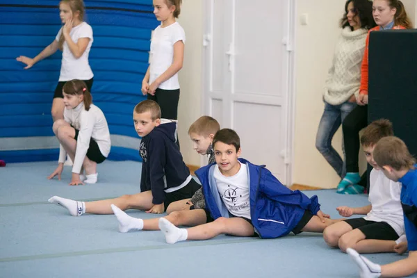 GOMEL, BELARUS - 25 de novembro de 2017: Competições de estilo livre entre homens e mulheres jovens em 2005-2007. No programa, trampolim e ginástica caminho . — Fotografia de Stock