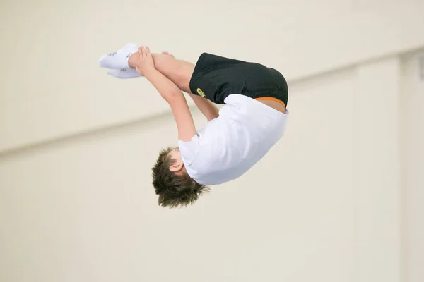 GOMEL, BELARUS - 25 novembre 2017 : Compétitions de ski acrobatique entre jeunes hommes et jeunes femmes en 2005-2007. Au programme, sentier trampoline et gymnastique . — Photo