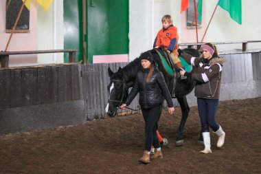 Gomel, Belarus - 25 Kasım 2017: atlı spor binme. Çocuklar ata binmeyi öğrenmek.