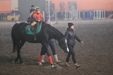 Gomel, Belarus - 25 Kasım 2017: atlı spor binme. Çocuklar ata binmeyi öğrenmek.