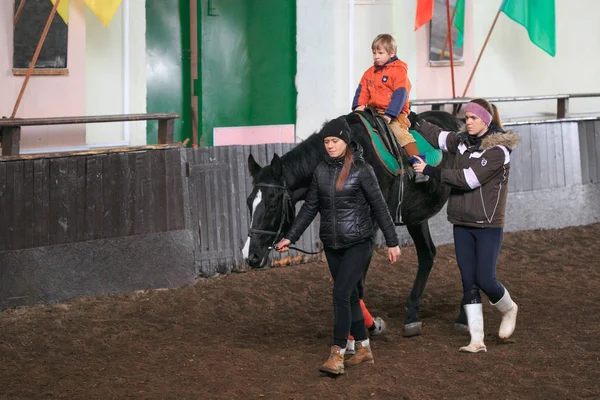 Gomel, Weißrussland - 25. November 2017: Reiten Pferdesport. Kinder lernen Reiten. — Stockfoto