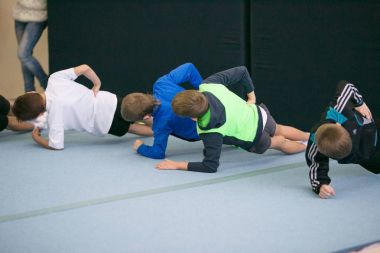 Gomel, Beyaz Rusya - 25 Kasım 2017: Freestyle yarışmalarda 2005-2007 genç erkek ve kadınlar arasında. Program, trambolin ve jimnastik yolu.