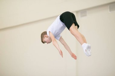 Gomel, Beyaz Rusya - 25 Kasım 2017: Freestyle yarışmalarda 2005-2007 genç erkek ve kadınlar arasında. Program, trambolin ve jimnastik yolu.