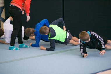 Gomel, Beyaz Rusya - 25 Kasım 2017: Freestyle yarışmalarda 2005-2007 genç erkek ve kadınlar arasında. Program, trambolin ve jimnastik yolu.