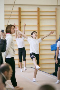 Gomel, Beyaz Rusya - 25 Kasım 2017: Freestyle yarışmalarda 2005-2007 genç erkek ve kadınlar arasında. Program, trambolin ve jimnastik yolu.