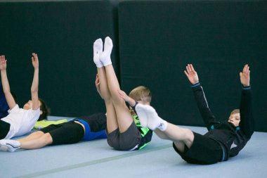 Gomel, Beyaz Rusya - 25 Kasım 2017: Freestyle yarışmalarda 2005-2007 genç erkek ve kadınlar arasında. Program, trambolin ve jimnastik yolu.