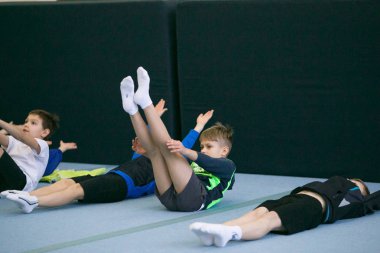 Gomel, Beyaz Rusya - 25 Kasım 2017: Freestyle yarışmalarda 2005-2007 genç erkek ve kadınlar arasında. Program, trambolin ve jimnastik yolu.