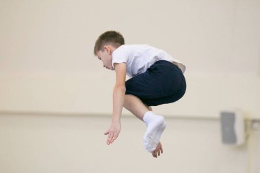 Gomel, Beyaz Rusya - 25 Kasım 2017: Freestyle yarışmalarda 2005-2007 genç erkek ve kadınlar arasında. Program, trambolin ve jimnastik yolu.