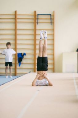 Gomel, Beyaz Rusya - 25 Kasım 2017: Freestyle yarışmalarda 2005-2007 genç erkek ve kadınlar arasında. Program, trambolin ve jimnastik yolu.