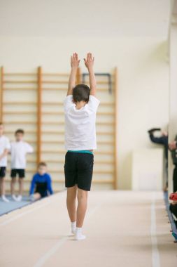 Gomel, Beyaz Rusya - 25 Kasım 2017: Freestyle yarışmalarda 2005-2007 genç erkek ve kadınlar arasında. Program, trambolin ve jimnastik yolu.