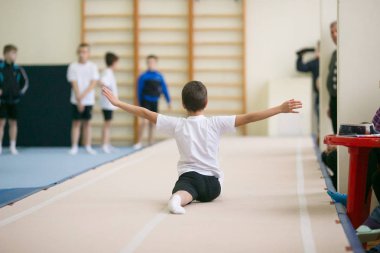 Gomel, Beyaz Rusya - 25 Kasım 2017: Freestyle yarışmalarda 2005-2007 genç erkek ve kadınlar arasında. Program, trambolin ve jimnastik yolu.