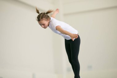 Gomel, Beyaz Rusya - 25 Kasım 2017: Freestyle yarışmalarda 2005-2007 genç erkek ve kadınlar arasında. Program, trambolin ve jimnastik yolu.