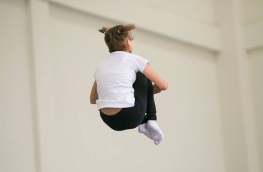 Gomel, Beyaz Rusya - 25 Kasım 2017: Freestyle yarışmalarda 2005-2007 genç erkek ve kadınlar arasında. Program, trambolin ve jimnastik yolu.