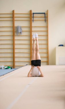 Gomel, Beyaz Rusya - 25 Kasım 2017: Freestyle yarışmalarda 2005-2007 genç erkek ve kadınlar arasında. Program, trambolin ve jimnastik yolu.