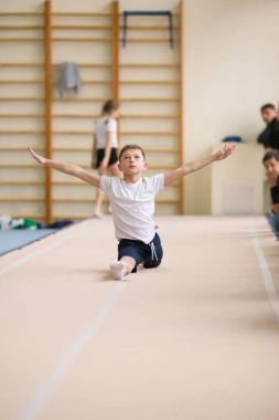 Gomel, Beyaz Rusya - 25 Kasım 2017: Freestyle yarışmalarda 2005-2007 genç erkek ve kadınlar arasında. Program, trambolin ve jimnastik yolu.
