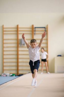 Gomel, Beyaz Rusya - 25 Kasım 2017: Freestyle yarışmalarda 2005-2007 genç erkek ve kadınlar arasında. Program, trambolin ve jimnastik yolu.