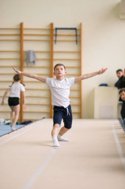 Gomel, Beyaz Rusya - 25 Kasım 2017: Freestyle yarışmalarda 2005-2007 genç erkek ve kadınlar arasında. Program, trambolin ve jimnastik yolu.