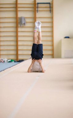 Gomel, Beyaz Rusya - 25 Kasım 2017: Freestyle yarışmalarda 2005-2007 genç erkek ve kadınlar arasında. Program, trambolin ve jimnastik yolu.