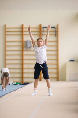 Gomel, Beyaz Rusya - 25 Kasım 2017: Freestyle yarışmalarda 2005-2007 genç erkek ve kadınlar arasında. Program, trambolin ve jimnastik yolu.