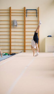 Gomel, Beyaz Rusya - 25 Kasım 2017: Freestyle yarışmalarda 2005-2007 genç erkek ve kadınlar arasında. Program, trambolin ve jimnastik yolu.