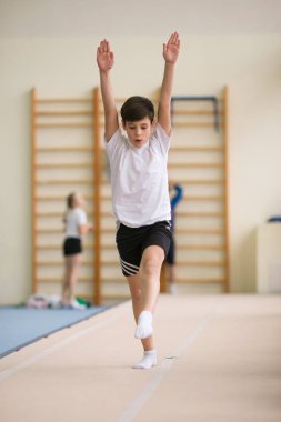 Gomel, Beyaz Rusya - 25 Kasım 2017: Freestyle yarışmalarda 2005-2007 genç erkek ve kadınlar arasında. Program, trambolin ve jimnastik yolu.