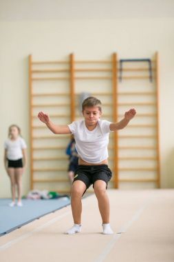 Gomel, Beyaz Rusya - 25 Kasım 2017: Freestyle yarışmalarda 2005-2007 genç erkek ve kadınlar arasında. Program, trambolin ve jimnastik yolu.