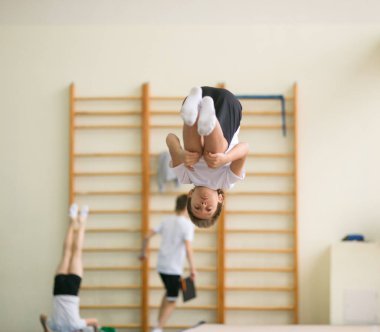 Gomel, Beyaz Rusya - 25 Kasım 2017: Freestyle yarışmalarda 2005-2007 genç erkek ve kadınlar arasında. Program, trambolin ve jimnastik yolu.