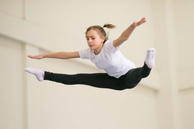 Gomel, Beyaz Rusya - 25 Kasım 2017: Freestyle yarışmalarda 2005-2007 genç erkek ve kadınlar arasında. Program, trambolin ve jimnastik yolu.