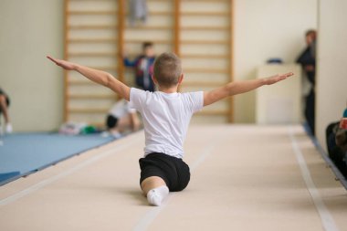 Gomel, Beyaz Rusya - 25 Kasım 2017: Freestyle yarışmalarda 2005-2007 genç erkek ve kadınlar arasında. Program, trambolin ve jimnastik yolu.