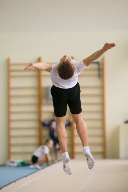 Gomel, Beyaz Rusya - 25 Kasım 2017: Freestyle yarışmalarda 2005-2007 genç erkek ve kadınlar arasında. Program, trambolin ve jimnastik yolu.