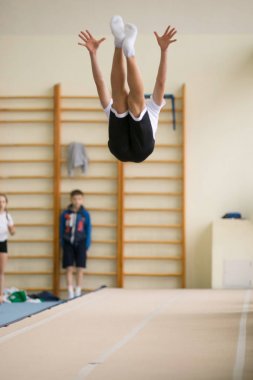 Gomel, Beyaz Rusya - 25 Kasım 2017: Freestyle yarışmalarda 2005-2007 genç erkek ve kadınlar arasında. Program, trambolin ve jimnastik yolu.