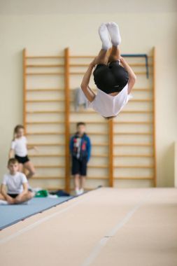 Gomel, Beyaz Rusya - 25 Kasım 2017: Freestyle yarışmalarda 2005-2007 genç erkek ve kadınlar arasında. Program, trambolin ve jimnastik yolu.