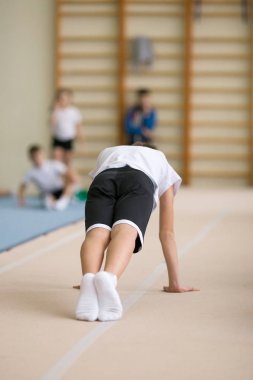 Gomel, Beyaz Rusya - 25 Kasım 2017: Freestyle yarışmalarda 2005-2007 genç erkek ve kadınlar arasında. Program, trambolin ve jimnastik yolu.