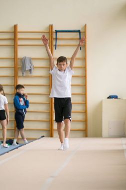 Gomel, Beyaz Rusya - 25 Kasım 2017: Freestyle yarışmalarda 2005-2007 genç erkek ve kadınlar arasında. Program, trambolin ve jimnastik yolu.