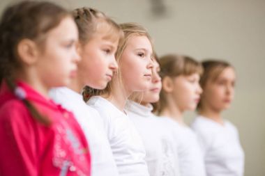 Gomel, Beyaz Rusya - 25 Kasım 2017: Freestyle yarışmalarda 2005-2007 genç erkek ve kadınlar arasında. Program, trambolin ve jimnastik yolu.