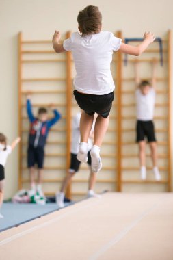 Gomel, Beyaz Rusya - 25 Kasım 2017: Freestyle yarışmalarda 2005-2007 genç erkek ve kadınlar arasında. Program, trambolin ve jimnastik yolu.