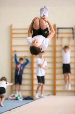 Gomel, Beyaz Rusya - 25 Kasım 2017: Freestyle yarışmalarda 2005-2007 genç erkek ve kadınlar arasında. Program, trambolin ve jimnastik yolu.