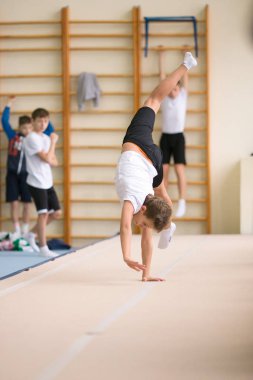 Gomel, Beyaz Rusya - 25 Kasım 2017: Freestyle yarışmalarda 2005-2007 genç erkek ve kadınlar arasında. Program, trambolin ve jimnastik yolu.